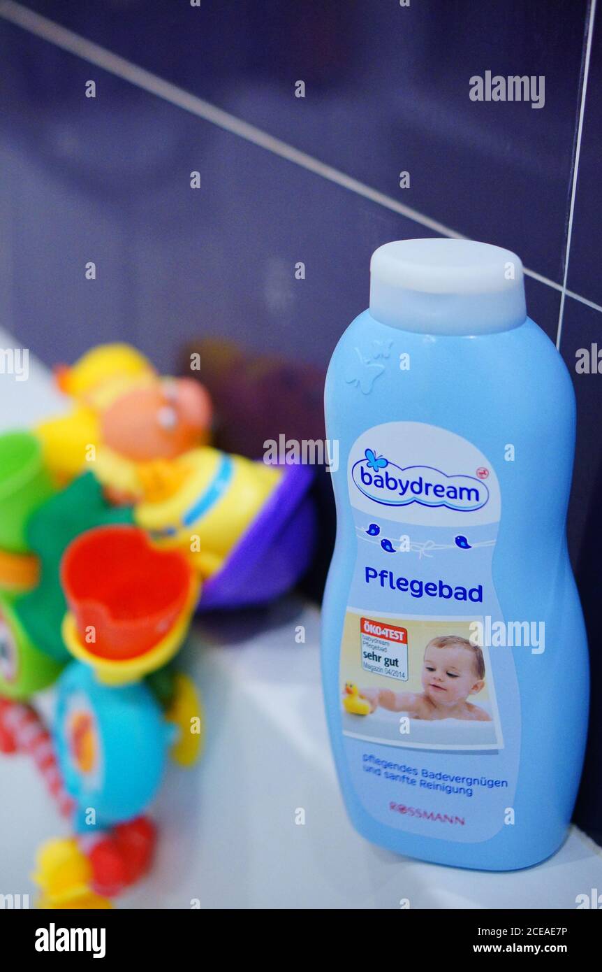 POZNAN, POLAND - Dec 09, 2017: Rossmann Babydream bath gel for babies in a  plastic bottle Stock Photo - Alamy
