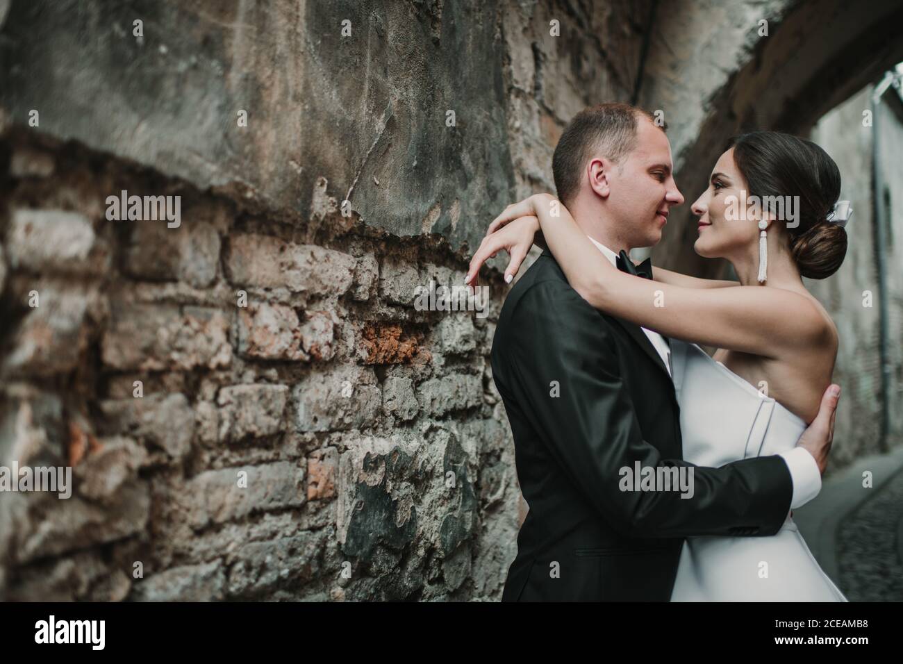 Bride groom on city street hi-res stock photography and images - Alamy