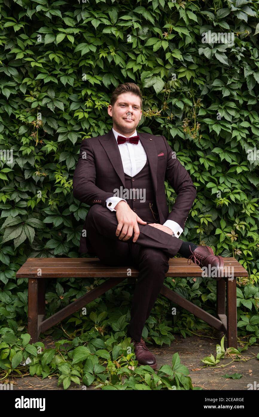 Man wearing his wedding suit hi-res stock photography and images - Alamy