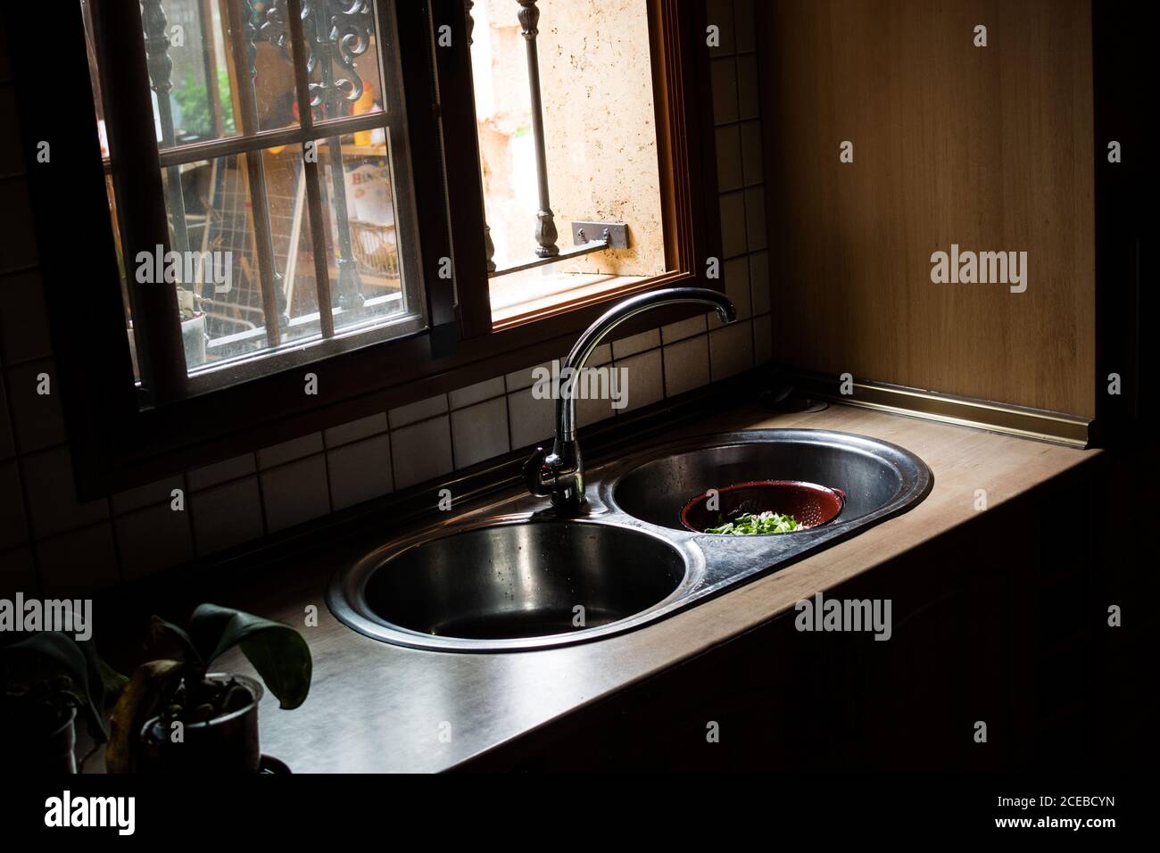 Kitchen with windows hi-res stock photography and images - Alamy