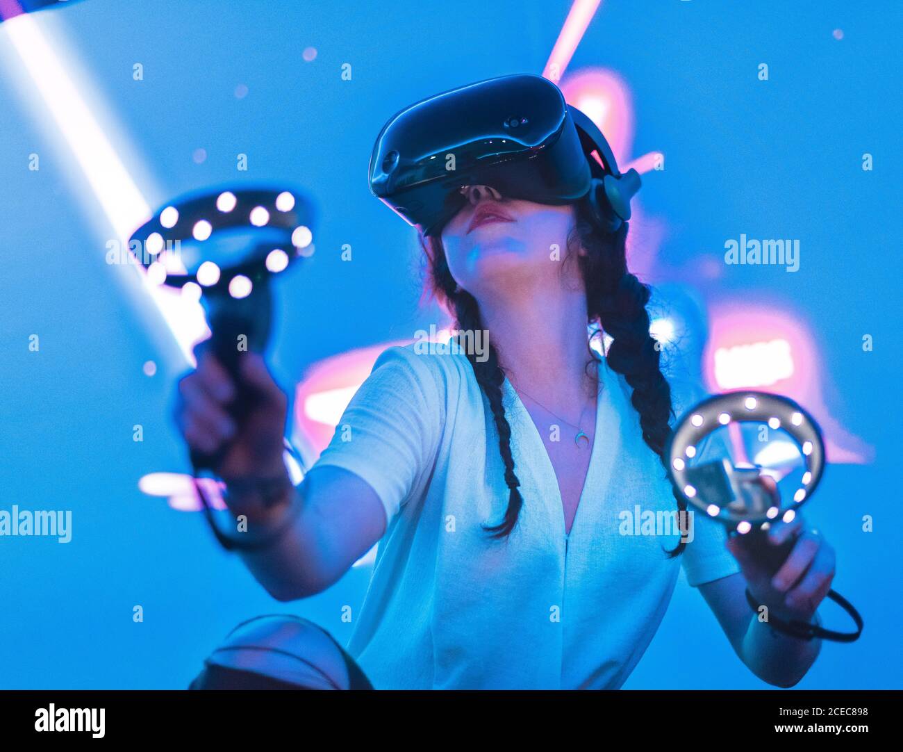 Woman in vr headset hi-res stock photography and images - Alamy