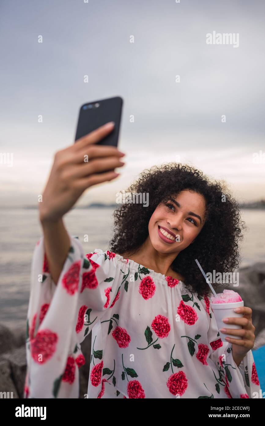 Phone Selfie Example Woman taking selfie phone hi-res stock photography and images - Alamy