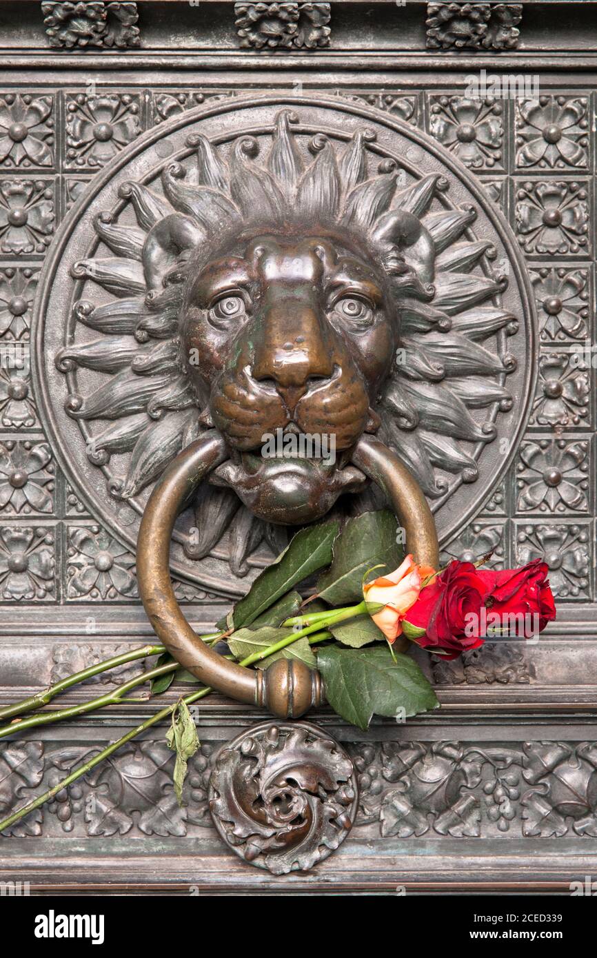 lion head door knocker with roses of one of the main portals of the cathedral, Cologne, Germany.  Loewenkopf Tuerklopfer mit Rosen an einem der Hauptp Stock Photo