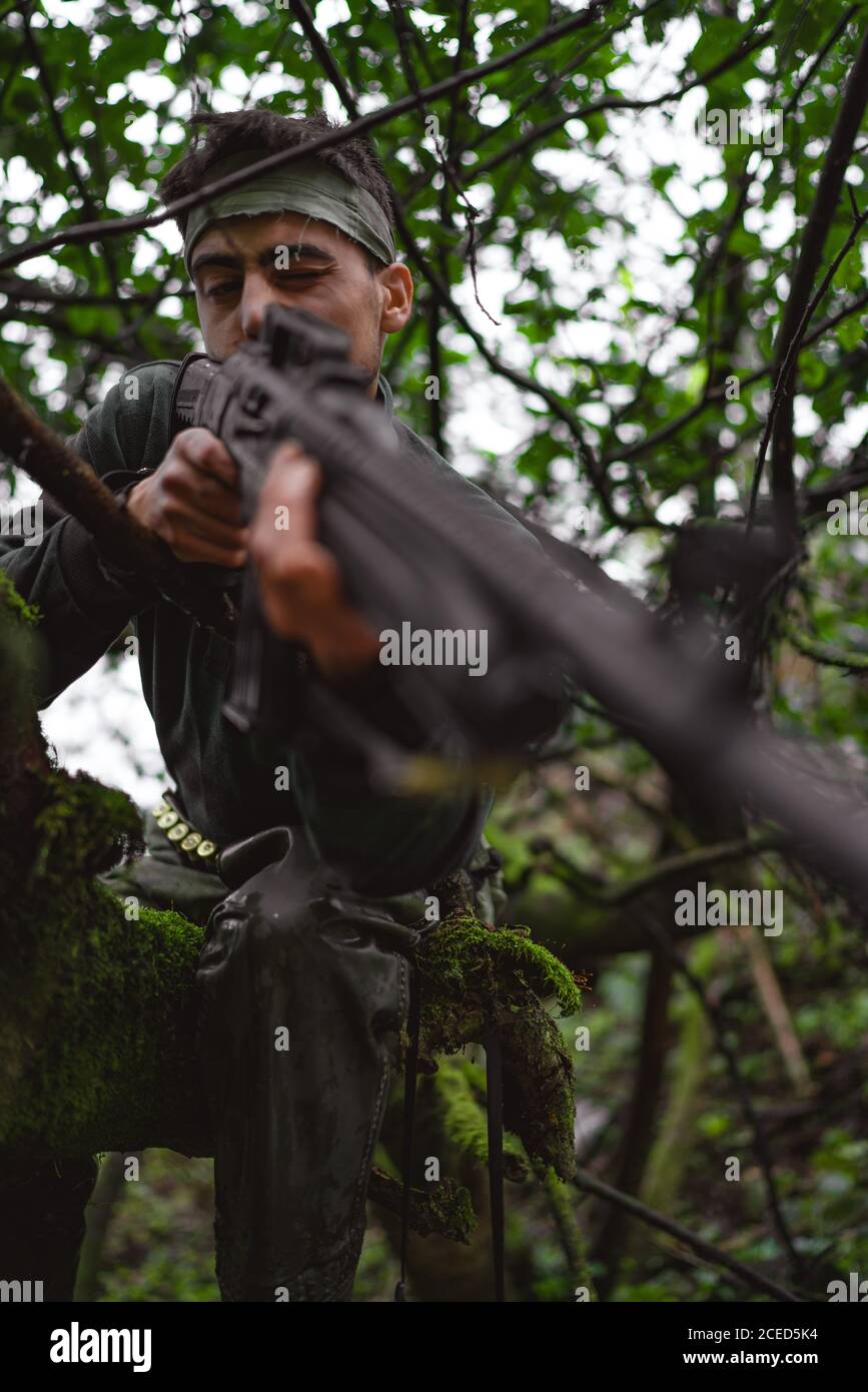 Male soldier aiming gun hi-res stock photography and images - Alamy