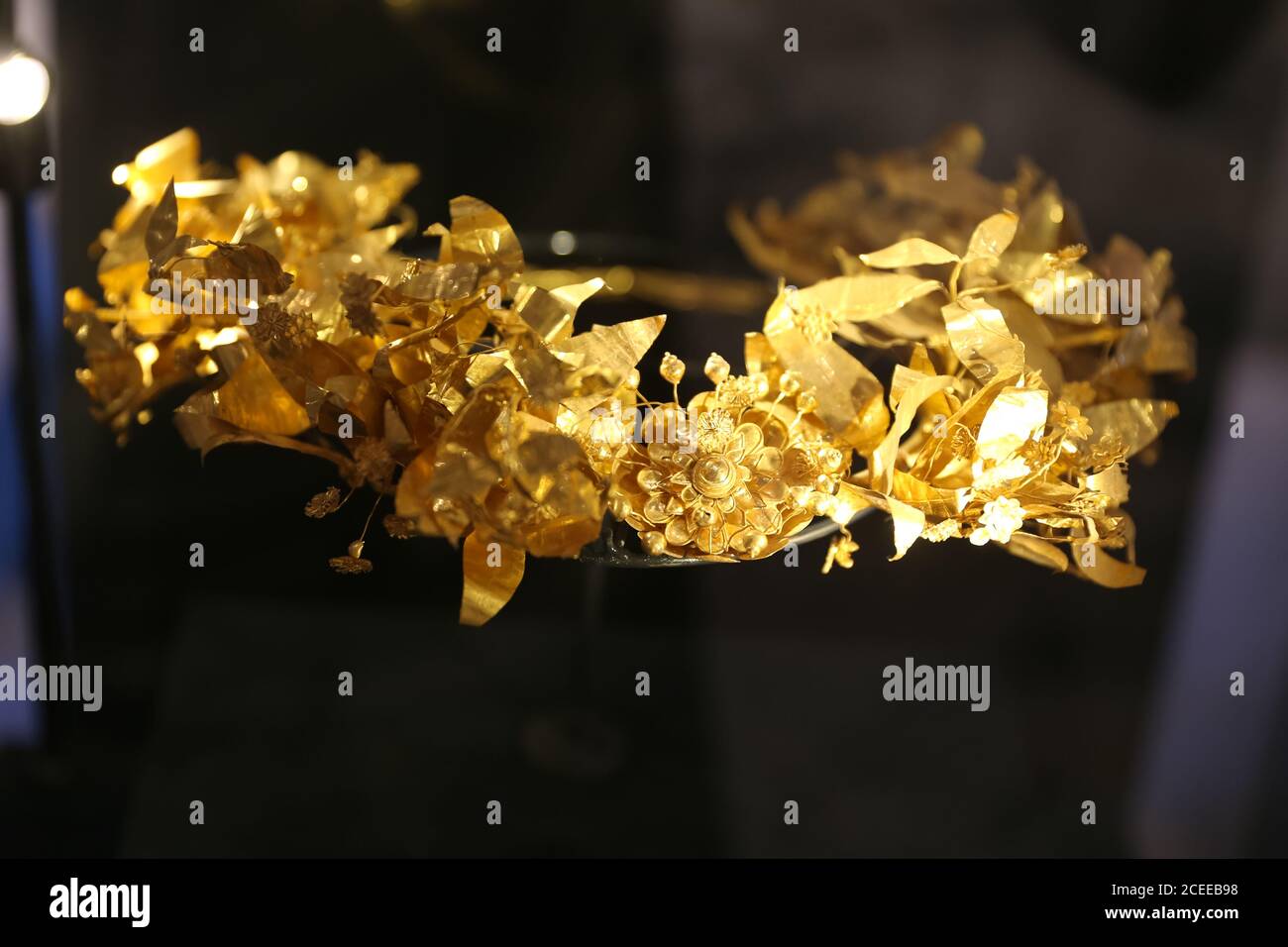 Roman Gold Crown High Resolution Stock Photography and Images - Alamy