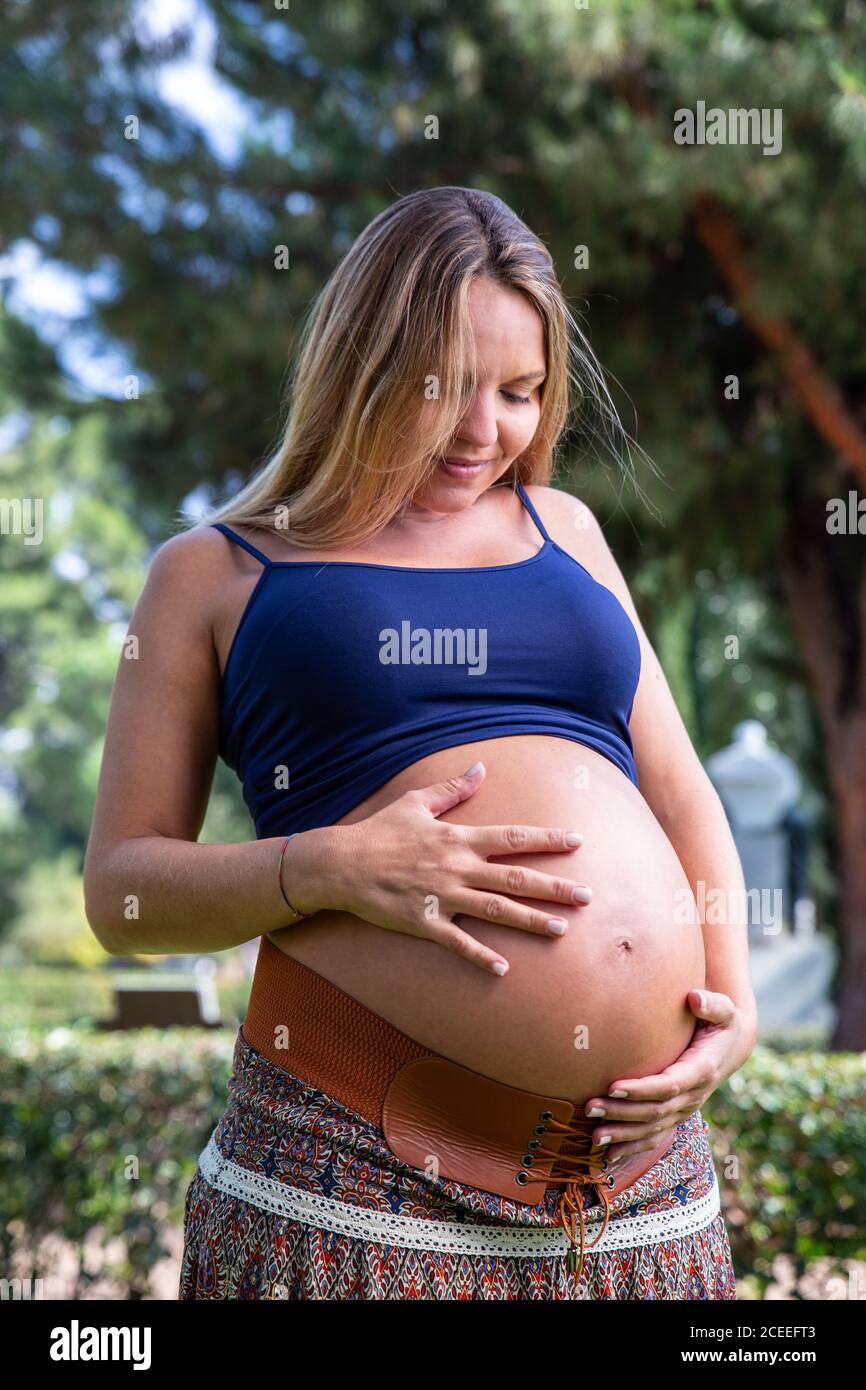 Woman pregnant in park hi-res stock photography and images - Alamy
