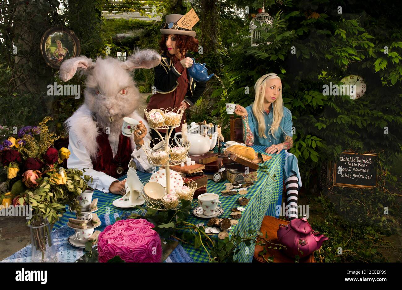 The Mad Hatters Tea Party Model Alice : Chi Chi Revolver Mad Hatter : Chi  Chi Revolver March Hare : Chi Chi Revolver Assistants Paul Martynuik and Fe  Stock Photo - Alamy