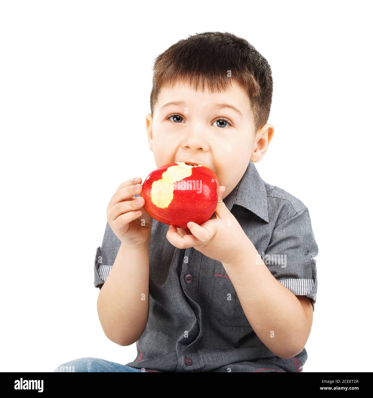 The apple am little. Мальчик ест яблоко. Ребенок ест яблоко. Мальчик с яблоком. Мальчик ест фрукты.