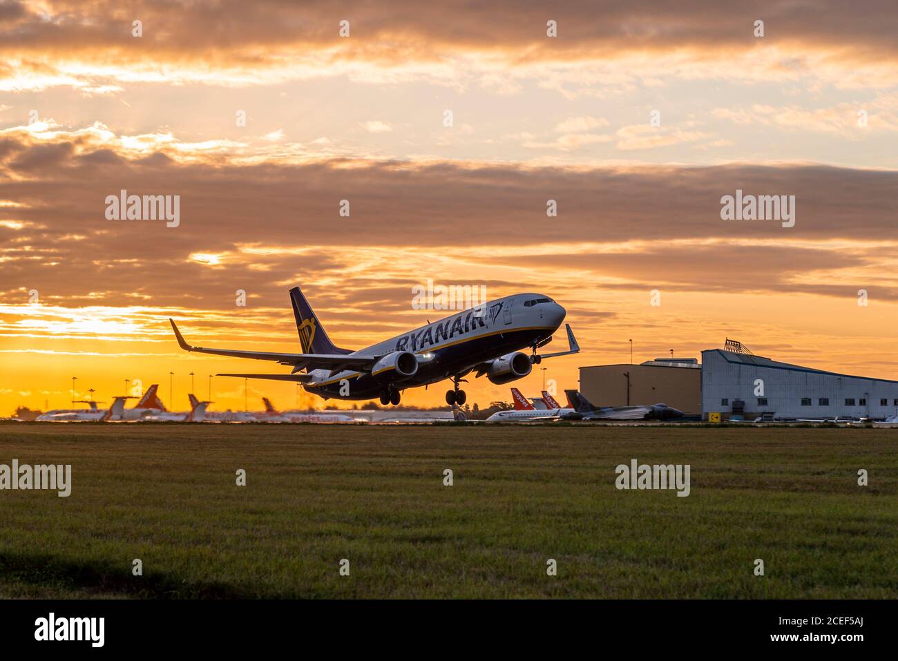 Airplane taking off sunrise hi-res stock photography and images - Alamy