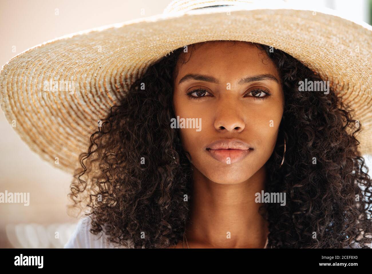 Black hat woman hi-res stock photography and images - Alamy