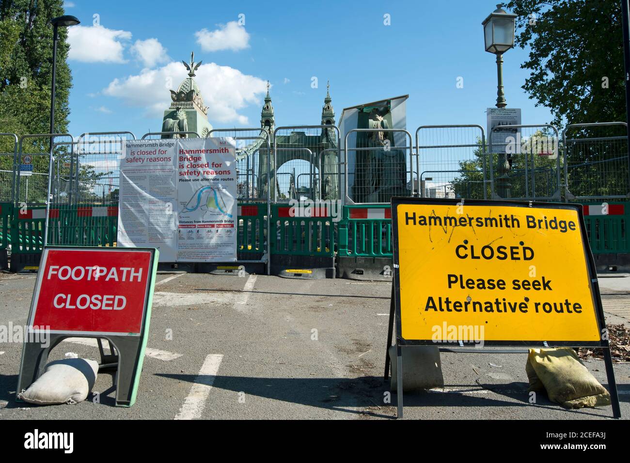 signs on the approach to the south side of hammersmith bridge, london, england, when the bridge was closed to all traffic during repairs Stock Photo