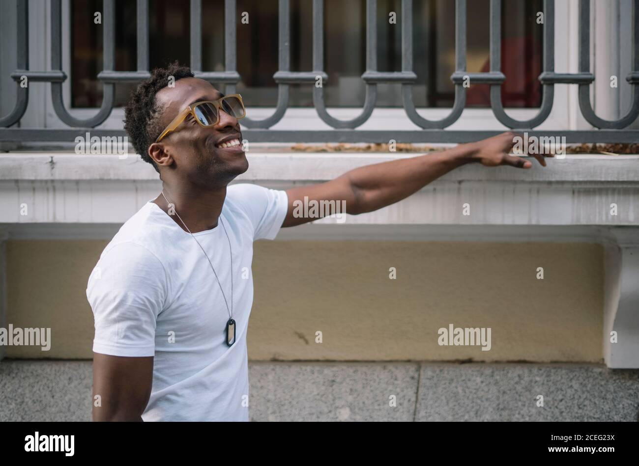 People wearing sunglasses hi-res stock photography and images - Alamy