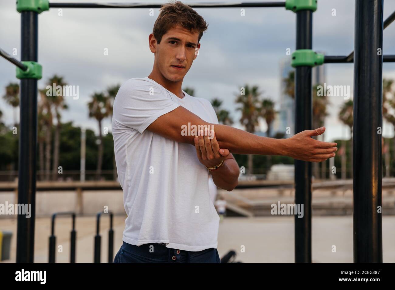 Man stretching workout outside hi-res stock photography and images - Alamy