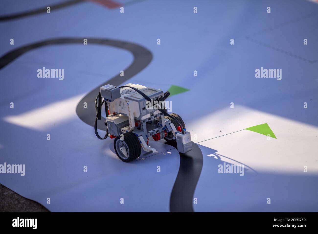 Line Racing Robotics Racing robot moving on a line Stock Photo - Alamy