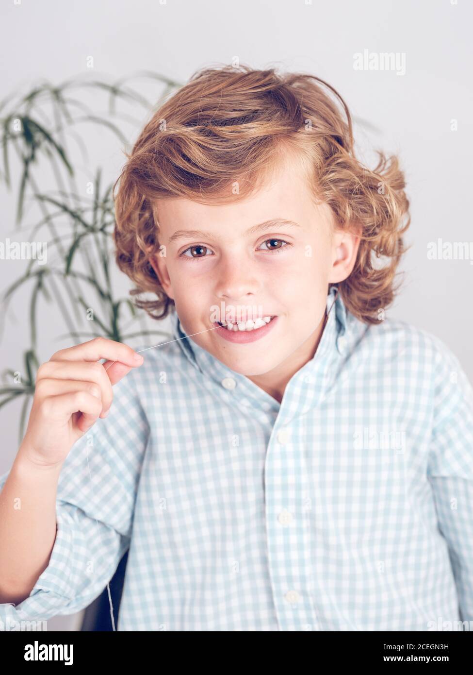 Pulling tooth hi-res stock photography and images - Alamy