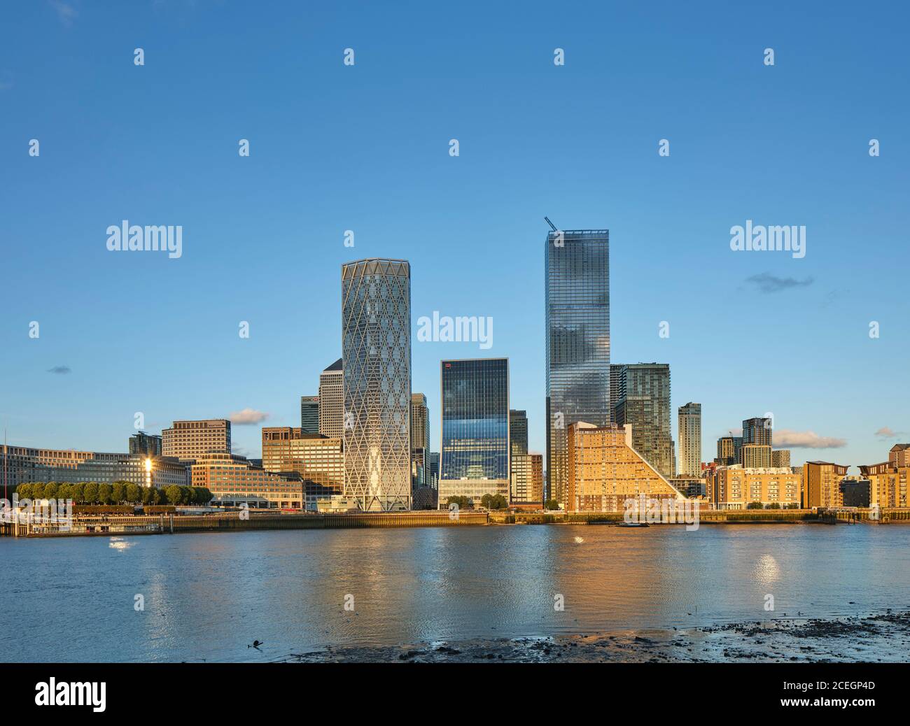 Low tide Thames and Canary Wharf skyline. Newfoundland Tower, London, United Kingdom. Architect: Horden Cherry Lee Architects Ltd, 2020. Stock Photo
