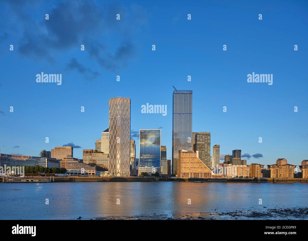 Low tide Thames and Canary Wharf skyline. Newfoundland Tower, London, United Kingdom. Architect: Horden Cherry Lee Architects Ltd, 2020. Stock Photo
