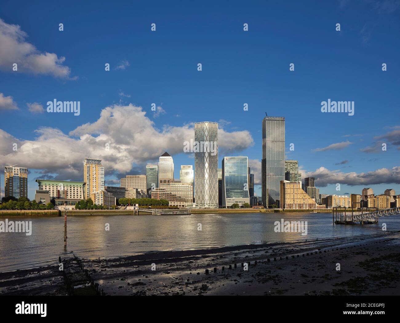 Low tide Thames and Canary Wharf skyline with dramatic clouds. Newfoundland Tower, London, United Kingdom. Architect: Horden Cherry Lee Architects Ltd Stock Photo