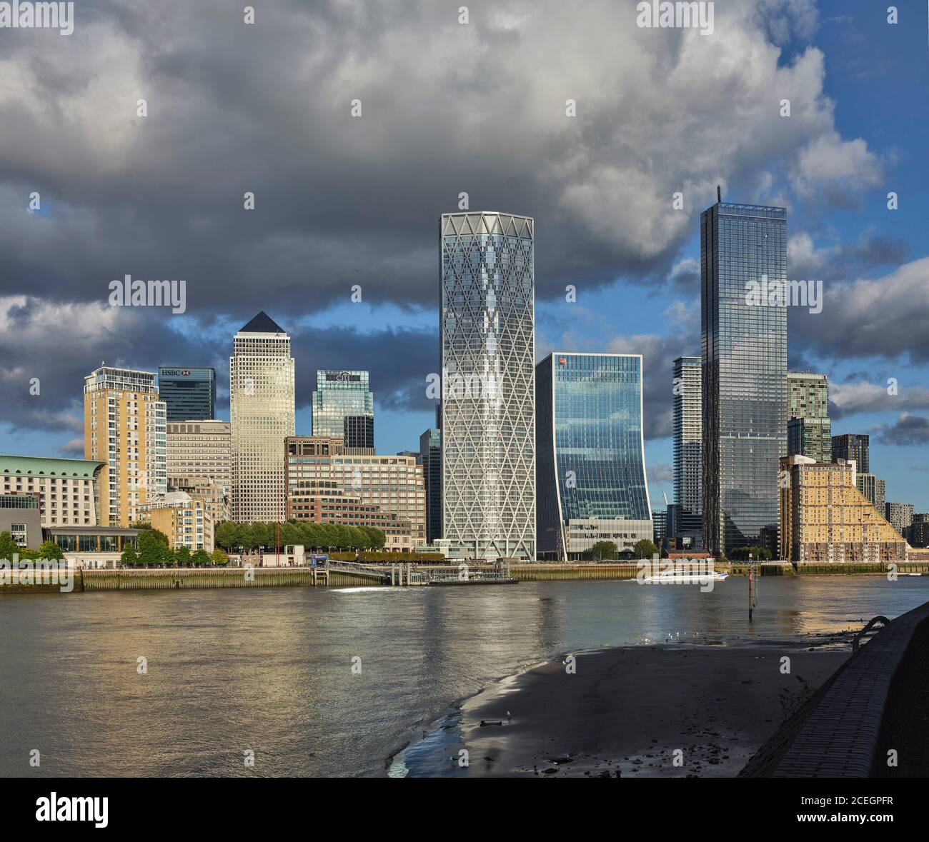 Low tide Thames and Canary Wharf skyline with dramatic clouds. Newfoundland Tower, London, United Kingdom. Architect: Horden Cherry Lee Architects Ltd Stock Photo