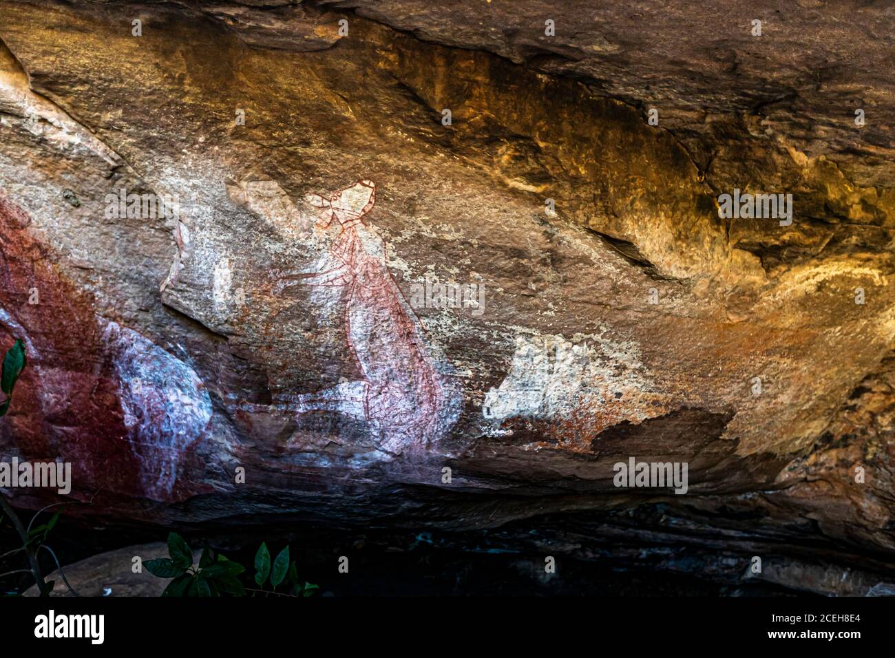 Native Guide explaining Aborigine Rock Art in Long Tom Dreaming, Gunbalanya, Australia Stock Photo