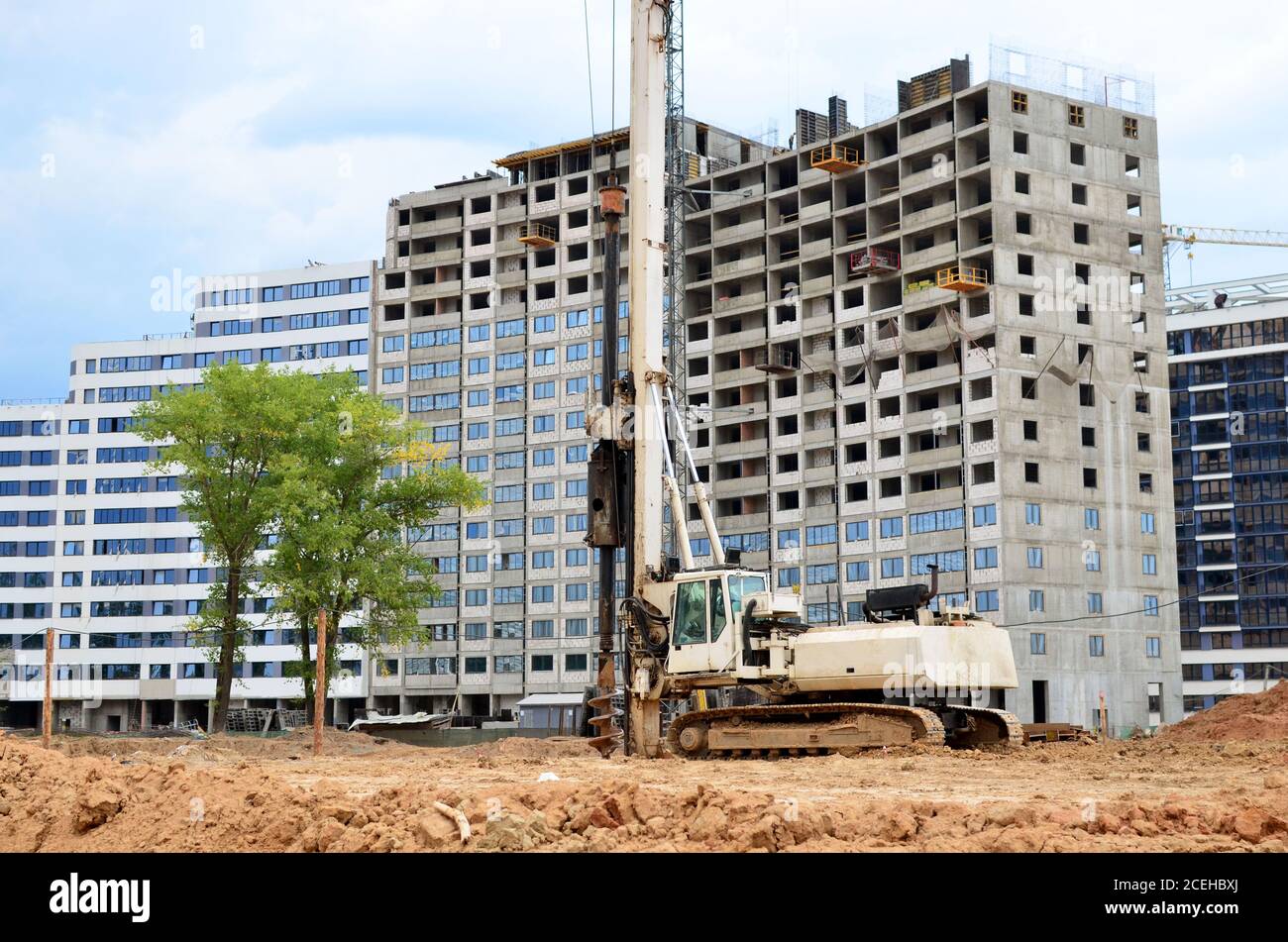 Tracked Piling Rigs Tracked pile-driver, which can be used as large drilling equipment as ...