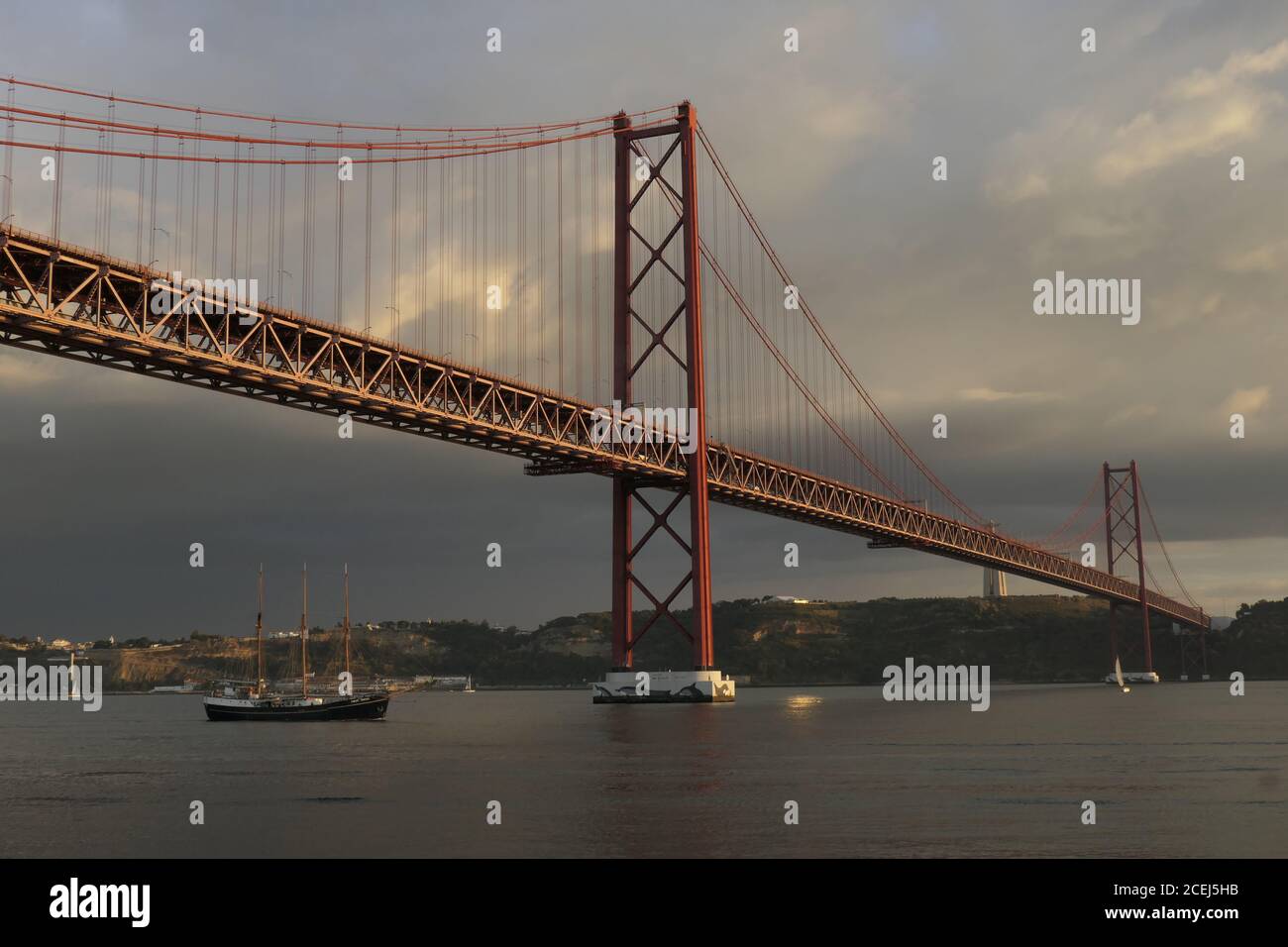 Ponte 25 de Abril, Lissabon - Brücke des 25. April Stock Photo - Alamy