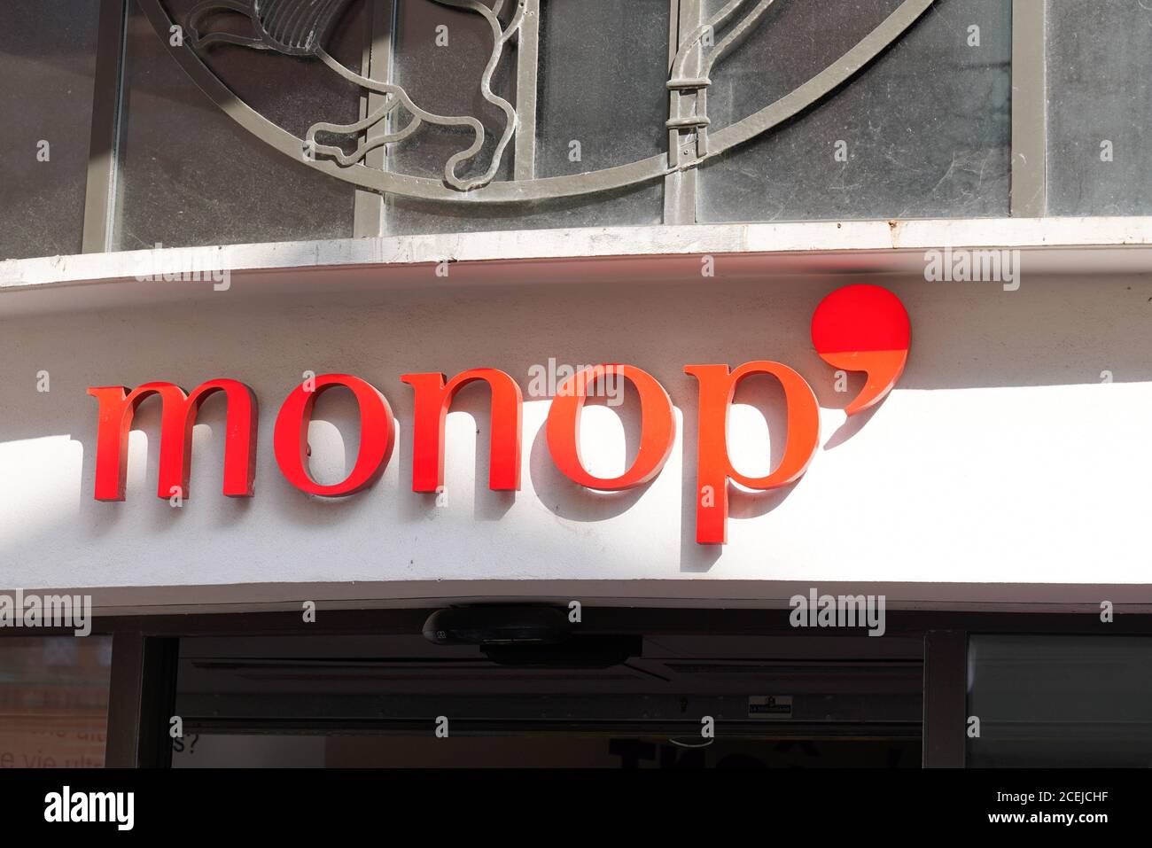 Bordeaux , Aquitaine / France - 08 25 2020 : monop logo and sign text of  French retail chain stores combine food clothing household and gifts Stock  Photo - Alamy