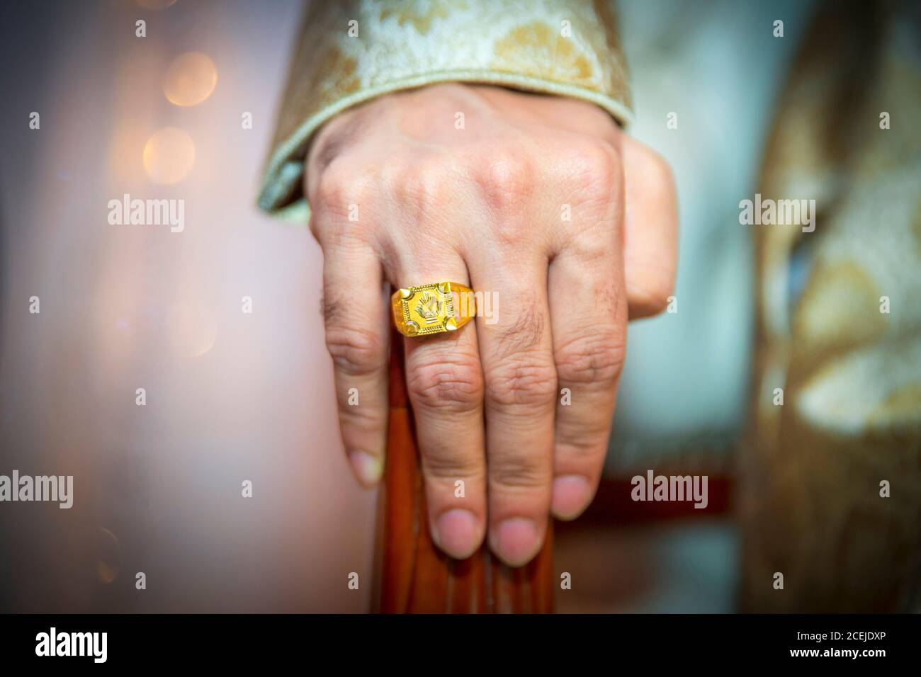 A groom's hand wearing a gold ring. Indian Wedding Stock Photo - Alamy