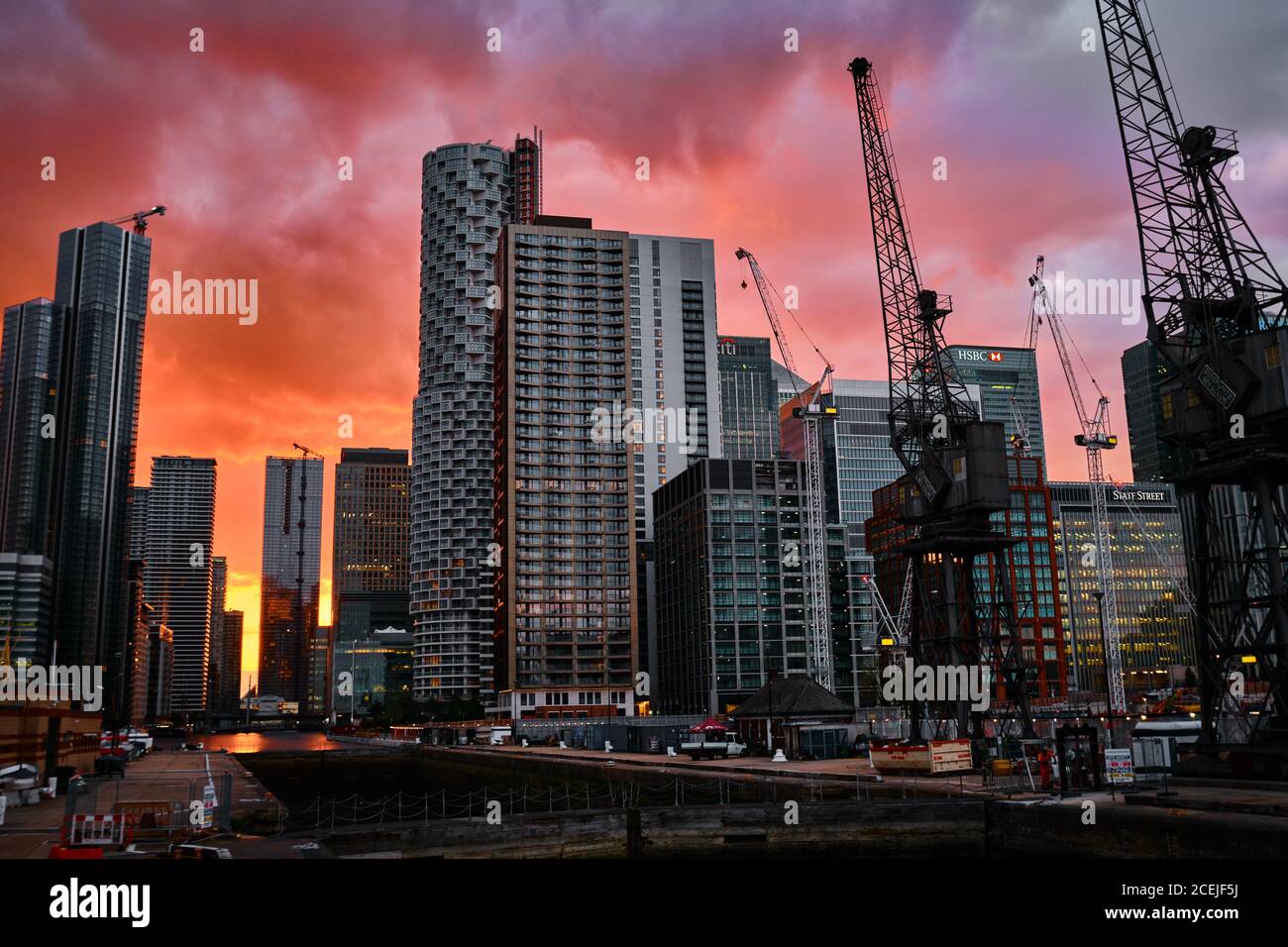 Canary wharf water sunset hi-res stock photography and images - Alamy