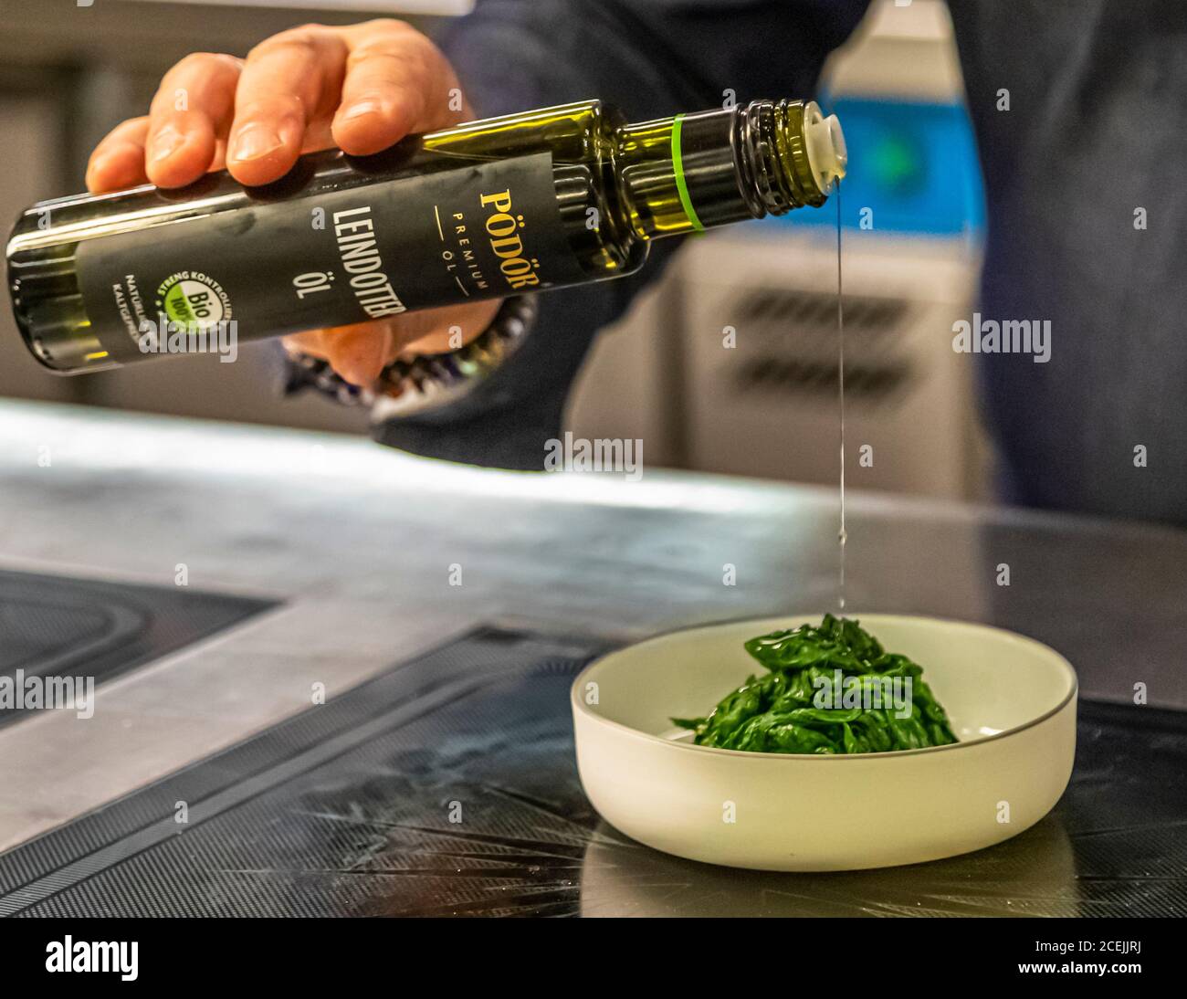 Michelin Star Chef Thomas Bühner works with the coldpressed vegetable