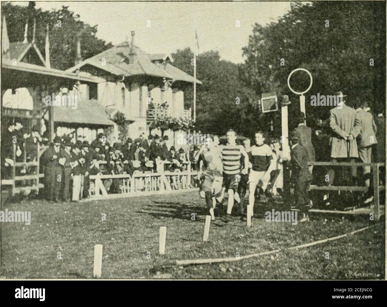 . Le Monde moderne. culière séparée de la sui-vaule par un cordeau, de cette façon il estimpossible aux coureurs de se gêner mu-tuellement et de se couper. Le starter semet h i.Annivi-i;, la distance de 100 mètres, et même 12 mètresau delà du départ, afin daugmenter poureux la distance et leur rendre lépreuveplus difficile. Cillr Cl.Mise a clé fondée en ISXÎ. elle. i&gt;^Ac:i-. PU I LE MONDK F.T LKS SPOliTS a été successivement gagnée par MMMéret fl880, P. Gcllinard (ISS:;,. A.l&gt;allissaux(l88G), H. CavalIy(l8S7ot 1888 ,II. Dci-che 1^1880), M.de Santa Victoria ( 1890 ,P. Blanchet (I8yi), A. Stock Photo