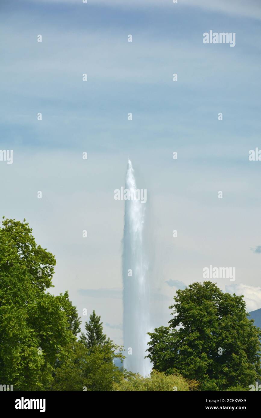 The Jet d'Eau fountain in Lake Geneva, Switzerland Stock Photo - Alamy