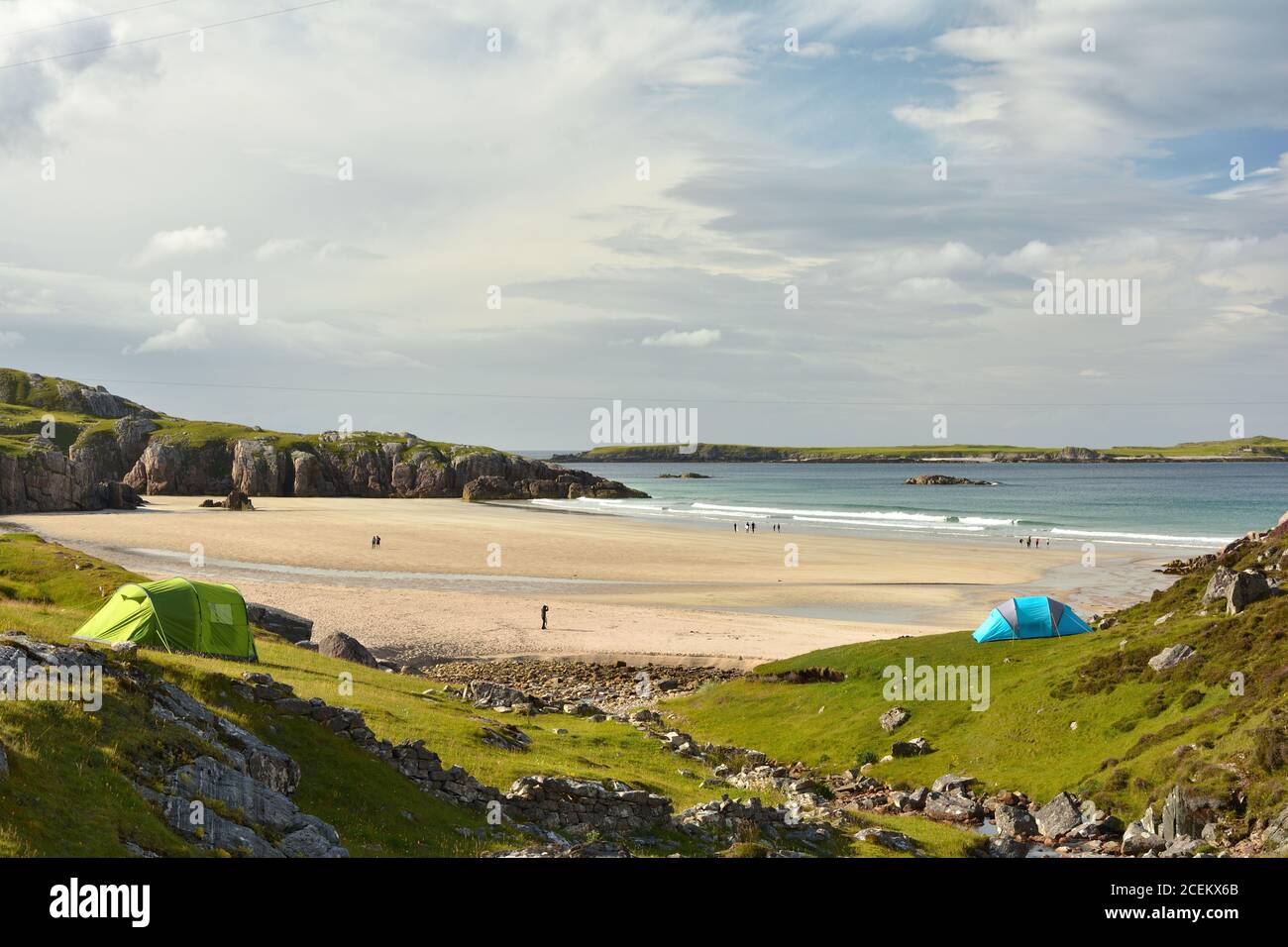 Camping tents in Ceannabeine Beach (traigh allt chailgeag) in the Scottish Highlands. North Coast 500, Durness, Sutherland, Scotland Stock Photo