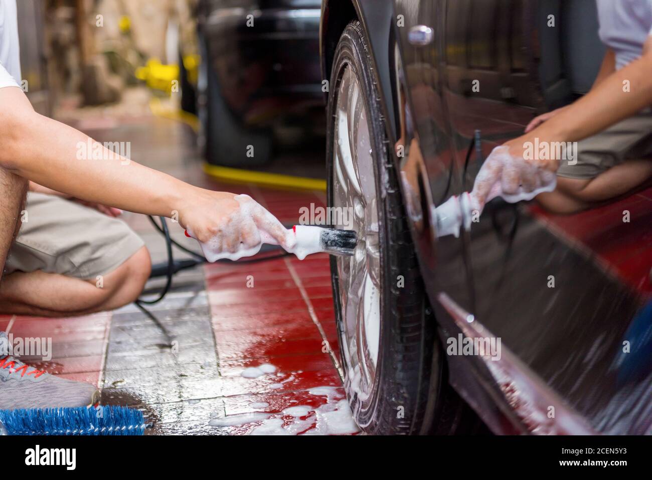 Car cleaning tyre High Resolution Stock Photography and Images - Alamy