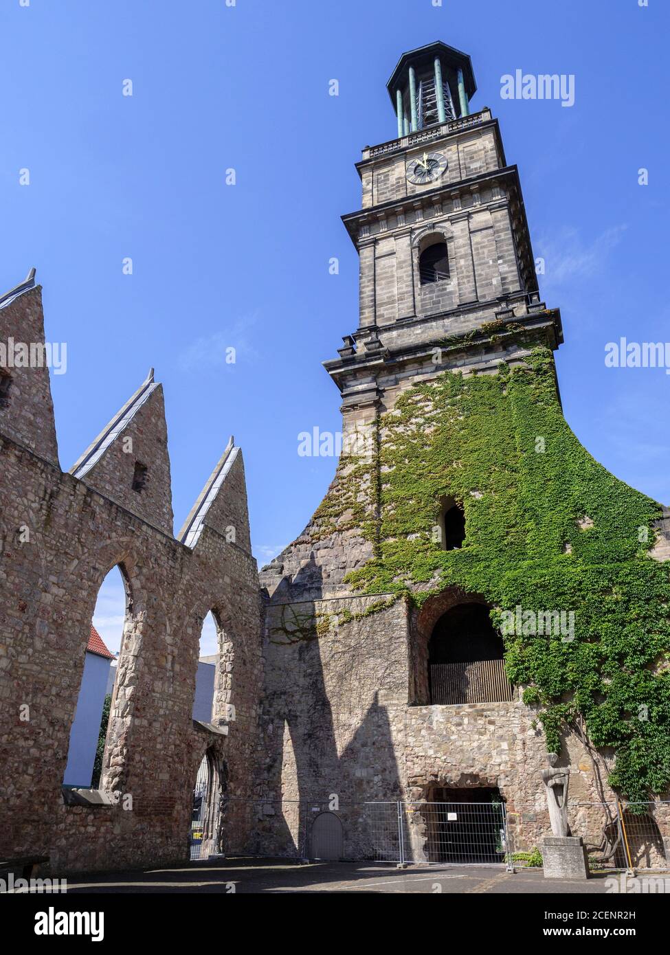 Ruine der Aegidienkirche - Kriegsdenkmal - in Hannover, Niedersachsen, Deutschland, Europa ruins of Aegidien Curch. war memorial in Hanover, Lower Sax Stock Photo