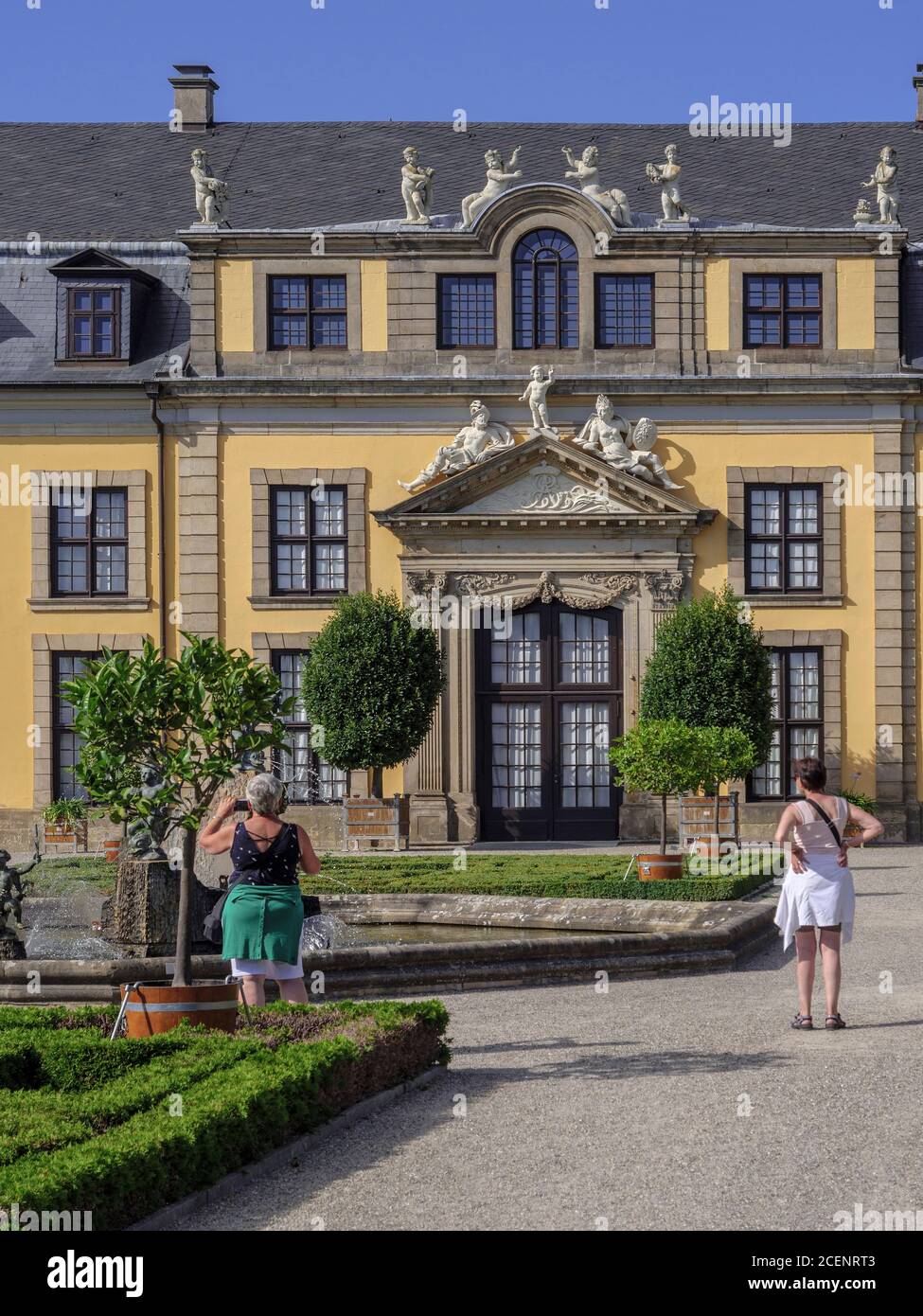 Orangerie und Orangenparterre mit Neptunbrunnen, Großer Garten der barocken Herrenhäuser Gärten, Hannover, Niedersachsen, Deutschland, Europa Orangery Stock Photo