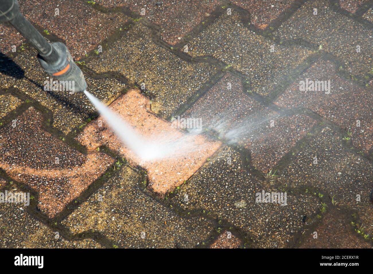 чистка давлением. зачистка резервуара моечными машинками. Karcher hd 7/10 cxf. чистка давлением. помыть дорожки на даче мойкой высокого.