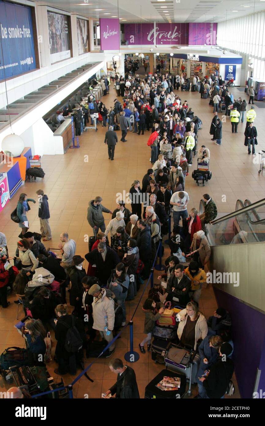 Glasgow Prestwick Airport, Ayrshire, Scotland, 09 April 2007, Passengers checking in Stock Photo