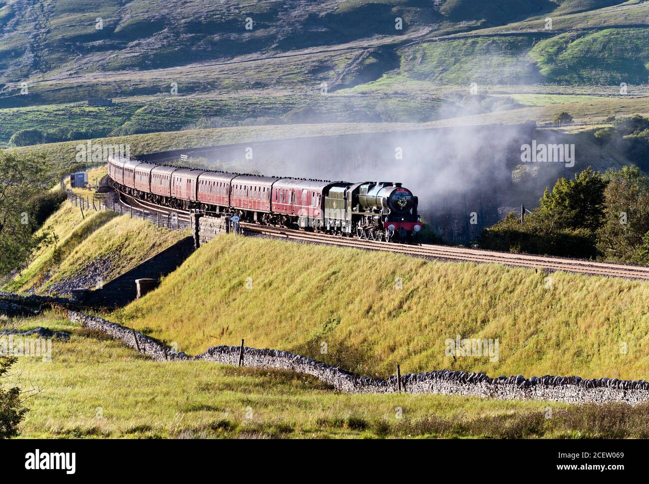 Steam loco 'Scots Guardsman' crosses Ribblehead Viaduct with 'The Dalesman' train on the Settle-Carlisle railway, Yorkshire Dales National Park, UK. Stock Photo
