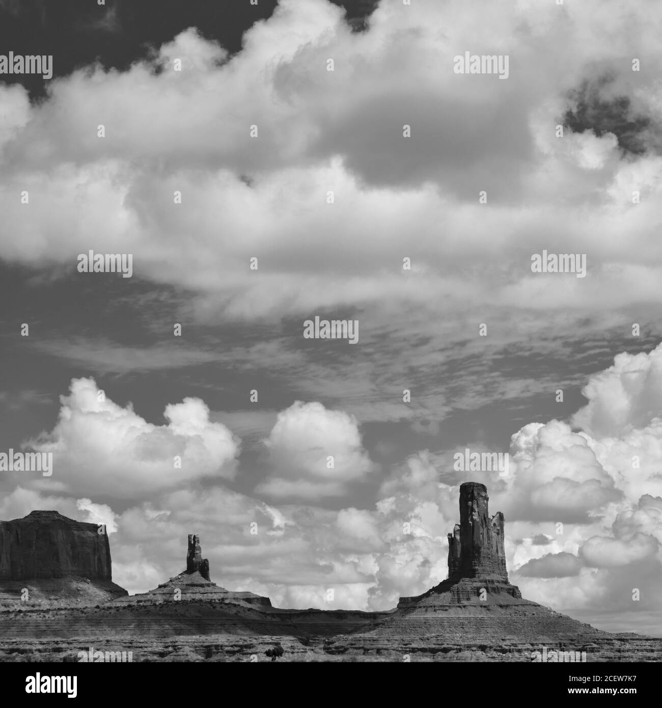 United States of America, Arizona, Monument Valley Tribal Park. The iconic landscape of the sandstone buttes of the Monument Valley Tribal Park locate Stock Photo