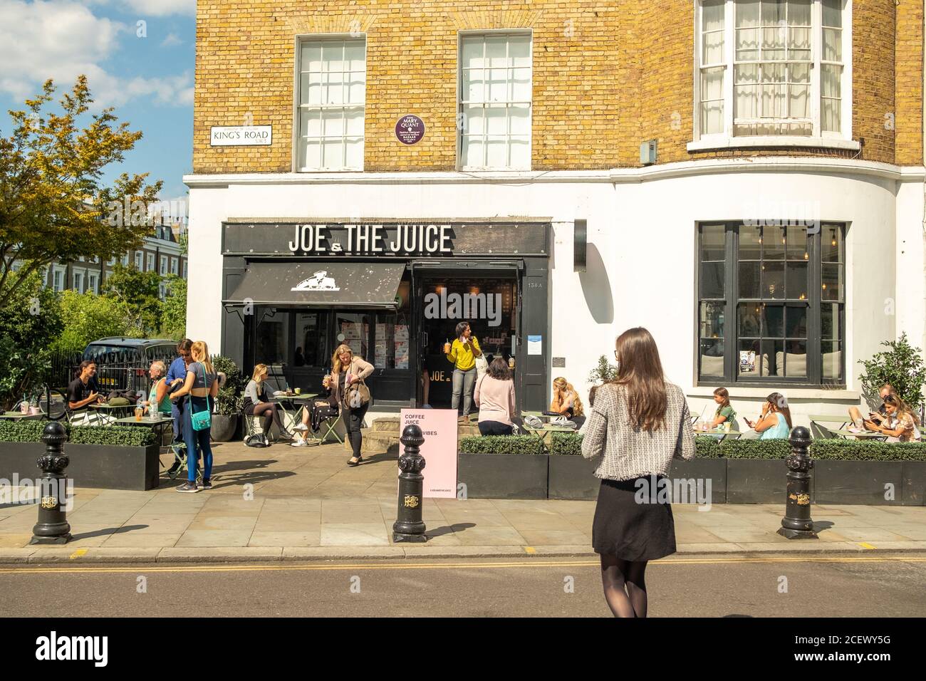 London- People sitting outside at a Joe & The Juice store on the Kings Road, Chelsea Stock Photo