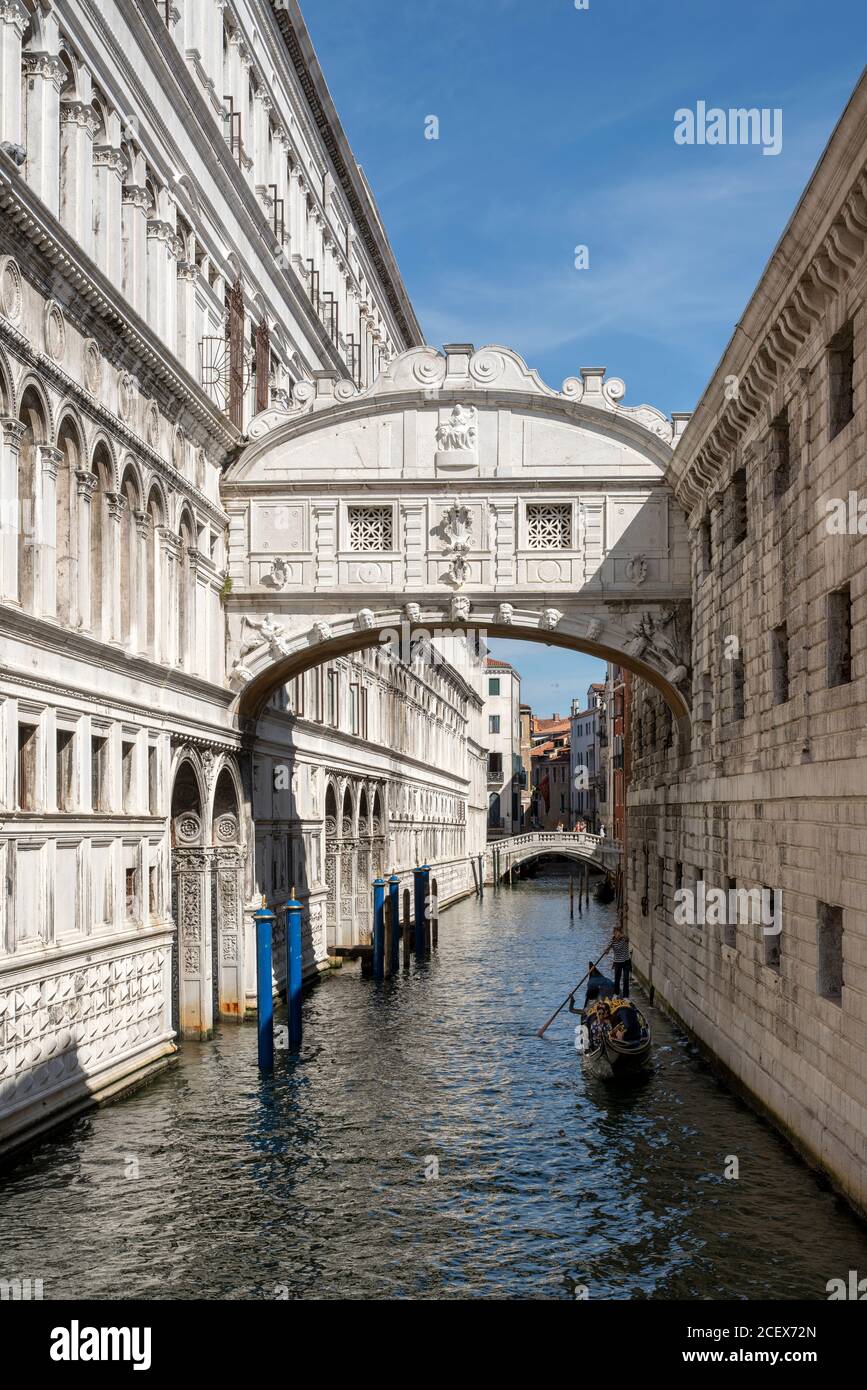 Venedig, Seufzerbrücke (Ponte dei Sospiri) zwischen Dogenpalast (Palazzo Ducale) und Gefängnis (Prigioni nuove), 1602-1603 von Antonio Contin erbaut Stock Photo