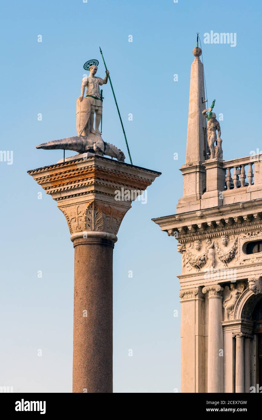 Venedig, Markusplatz (Piazzetta San Marco), Theodorussäule (Colonne di San Todaro), rechts Biblioteca Nazionale Marciana (Nationale Markusbibliothek, Stock Photo