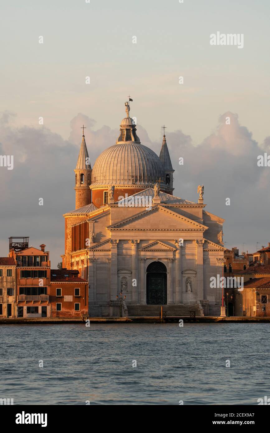 Venedig, Insel Giudecca. Kirche Il Redentore, 1577-1592 nach Plänen von Andrea Palladio erbaut, Nordfassade im Morgenlicht, Blick über den Canale dell Stock Photo