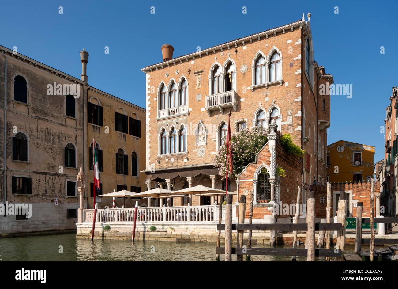 Venedig, Canal Grande, Palazzetto Stern, 15. Jahrhundert im Auftrag der Familie Malpaga errichtet. 1909–1912 von den Architekten Giuseppe Berti und Raffaele Mainella erneuert Stock Photo