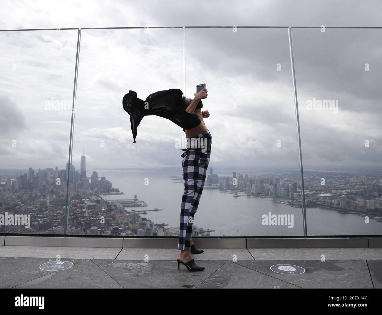 Wind gust woman hi-res stock photography and images - Alamy