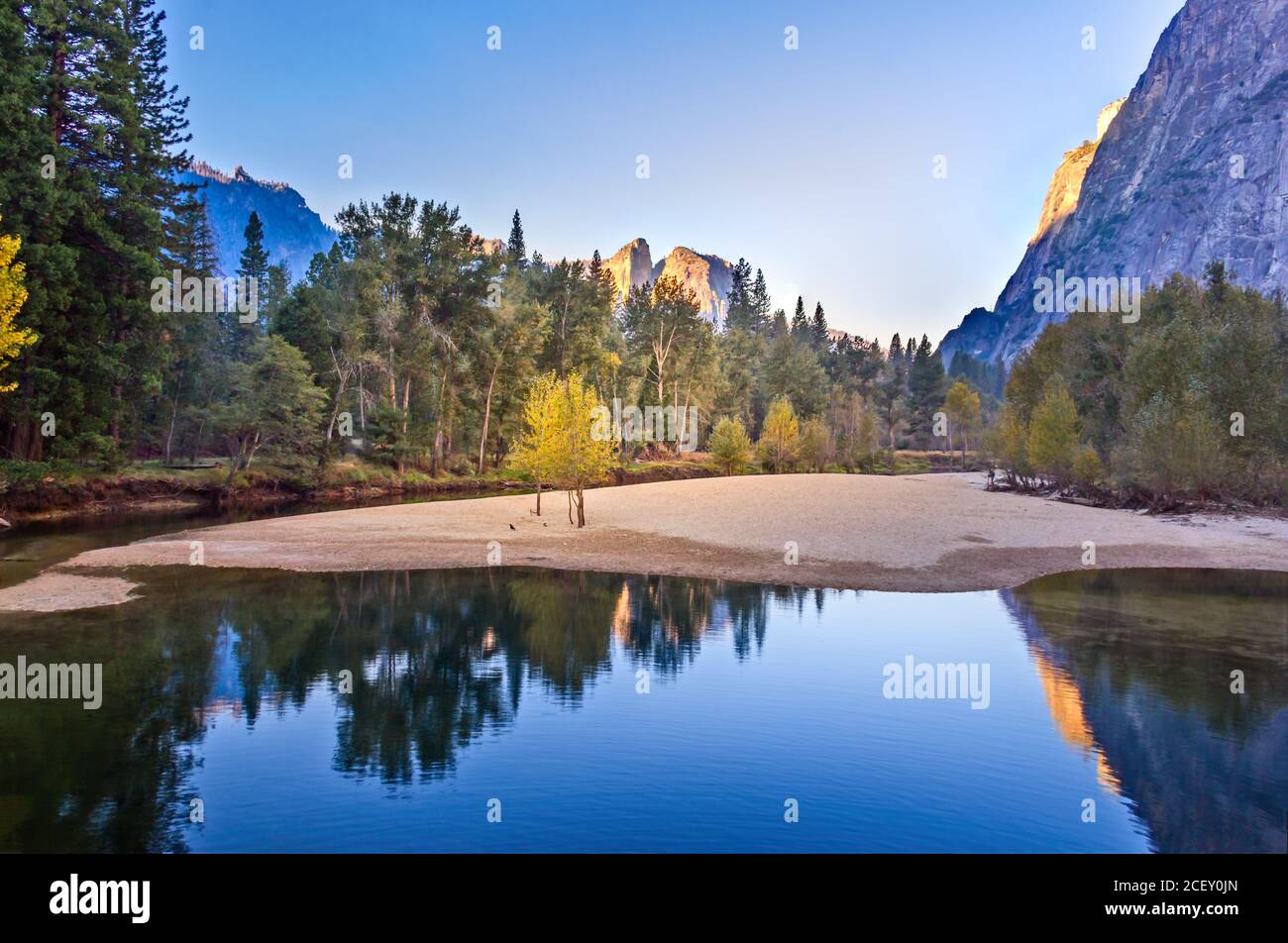 Half Dome reflecting in a lake in the Yosemite National Park ...