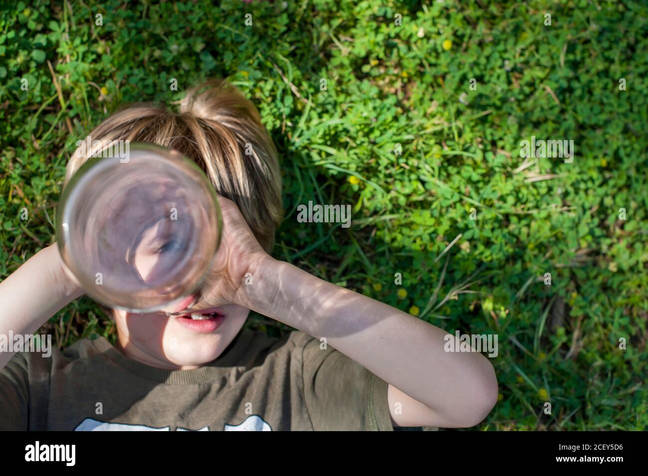 Child looking through camera hi-res stock photography and images - Alamy