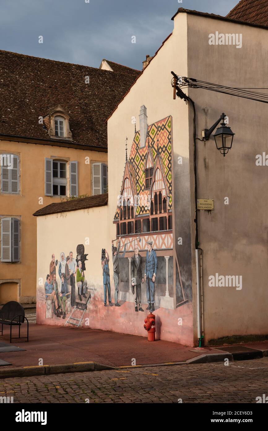 https://c8.alamy.com/comp/2CEY6D3/mural-de-la-grande-vadrouille-beaune-france-2CEY6D3.jpg