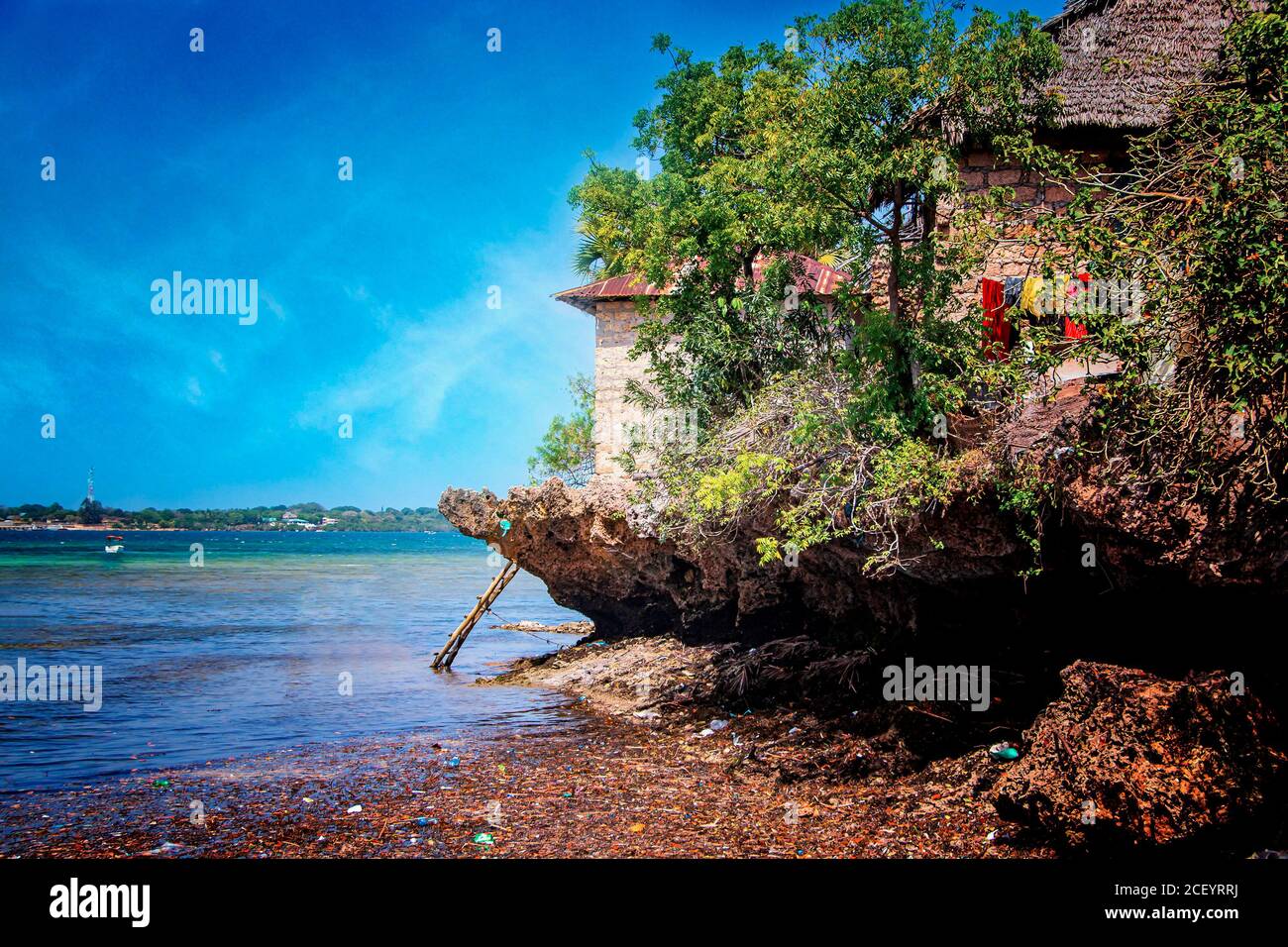 A small house on a cliff above the sea on the island of Kisite in Kenya. It's the Indian Ocean. A ladder leads into the water. There is a sea Stock Photo